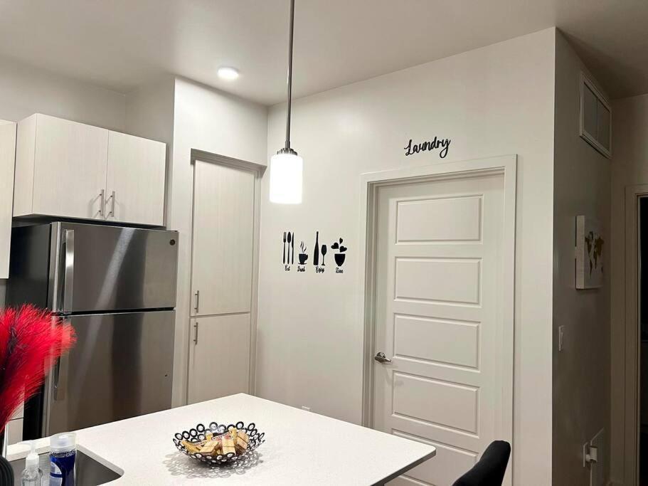 Westgate, Stadium Stunning First Floor 2bed 2bath * Glendale