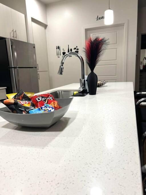Westgate, Stadium Stunning First Floor 2bed 2bath * Glendale