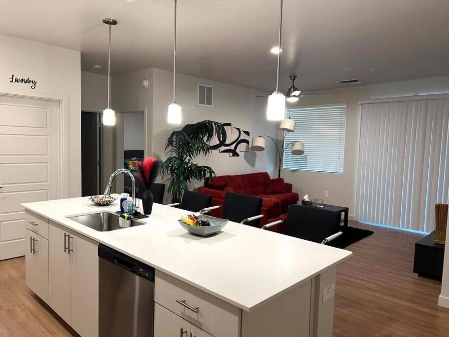 Westgate, Stadium Stunning First Floor 2bed 2bath * Glendale